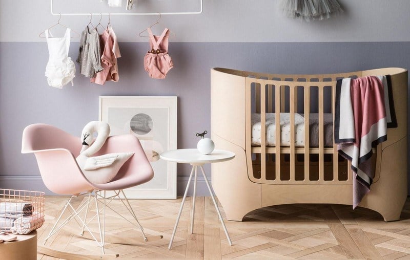 Babyzimmer einrichten Ideen Maedchen-Gitterbett-Lavendel-Wandfarbe