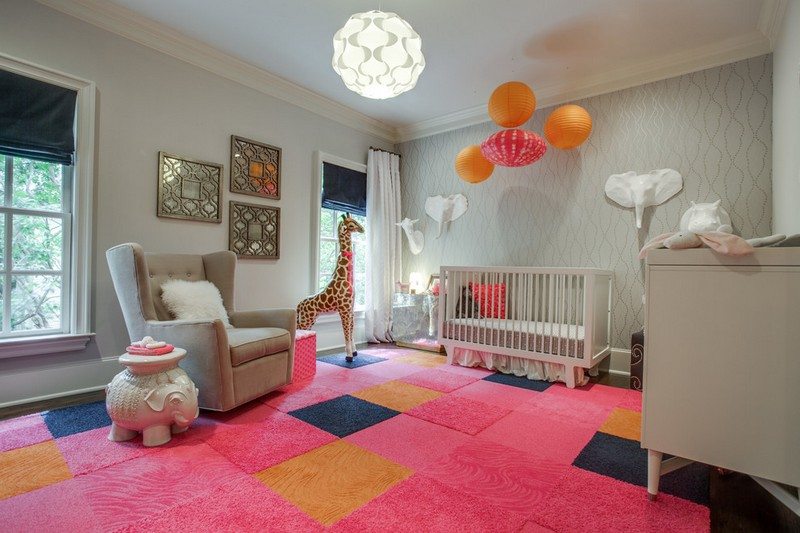 Babyzimmer-einrichten-Ideen-Maedchen-Pom-Poms-Patchwork-Teppich