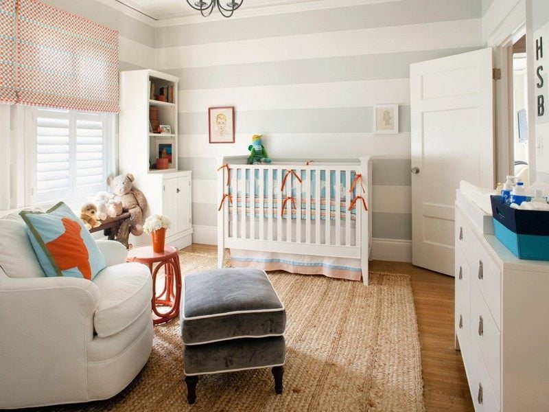 Babyzimmer-einrichten-Ideen-Maedchen-Streifen-Wand-grau-weiss