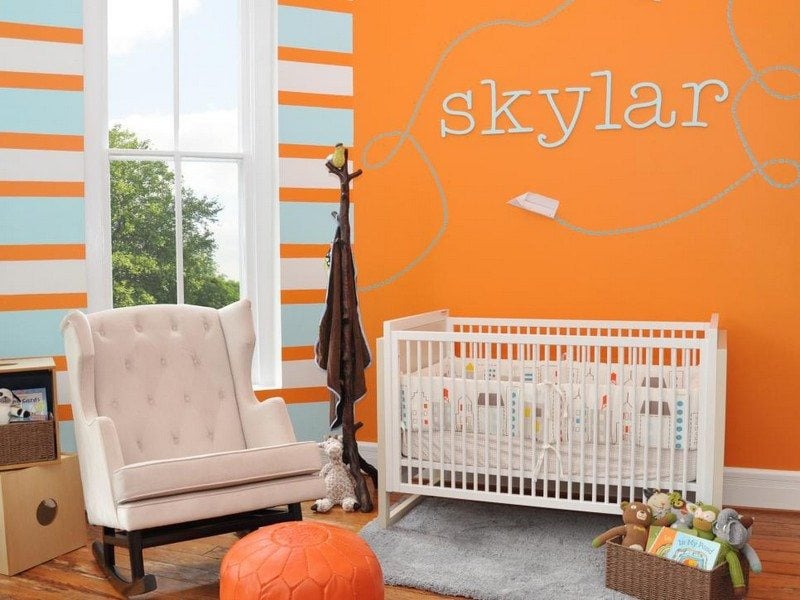 Babyzimmer-einrichten-Ideen-Maedchen-Streifen-Wandgestaltung-orange