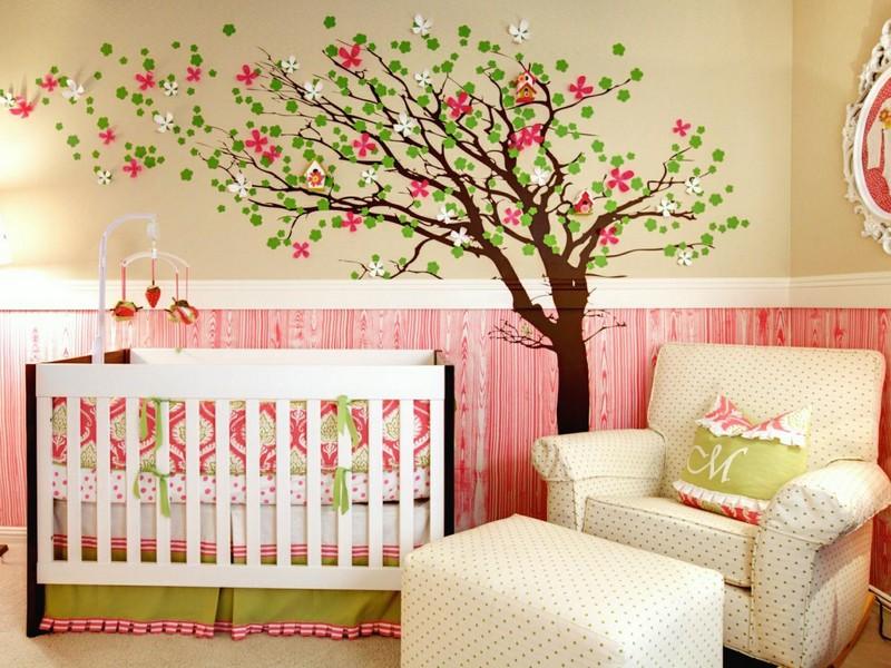 Babyzimmer-einrichten-Ideen-Maedchen-Wand-Baum-suess