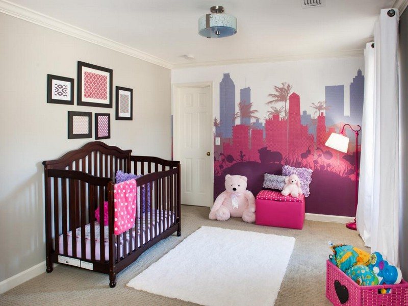 Babyzimmer-einrichten-Ideen-Maedchen-Wandaufkleber-rosa-Stadt