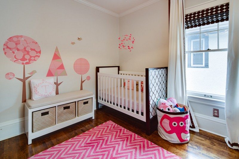 Babyzimmer-einrichten-Ideen-Maedchen-Wandgestaltung-Wandsticker-Ideen