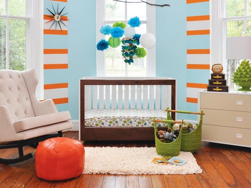 Babyzimmer-einrichten-Ideen-Maedchen-orange-blau-modern-Gitterbett