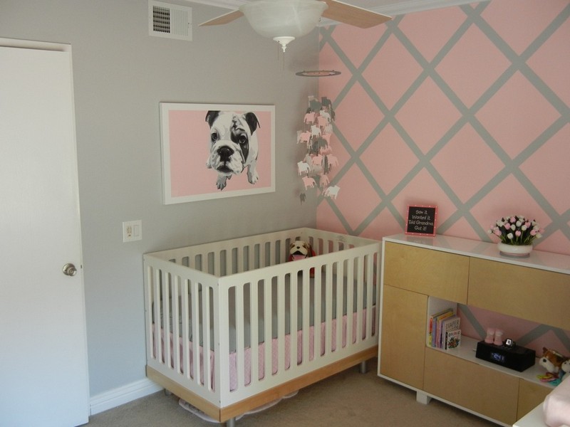 Babyzimmer-einrichten-Ideen-Quadrate-Grau-Rosa-klein