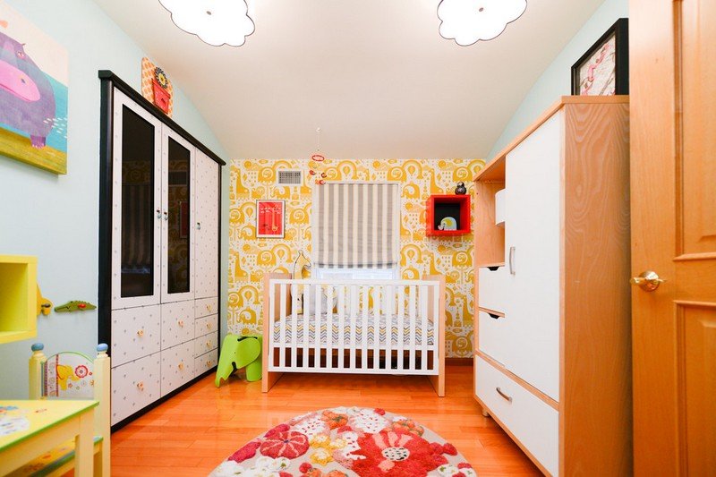 Babyzimmer-einrichten-Ideen-gelbe-Motive-Ideen-Laminatboden