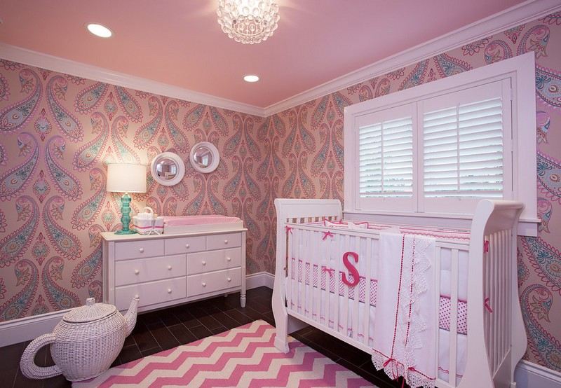 Babyzimmer-einrichten-Ideen-rosa-Waende-Teppich-Zig-Zag-Muster
