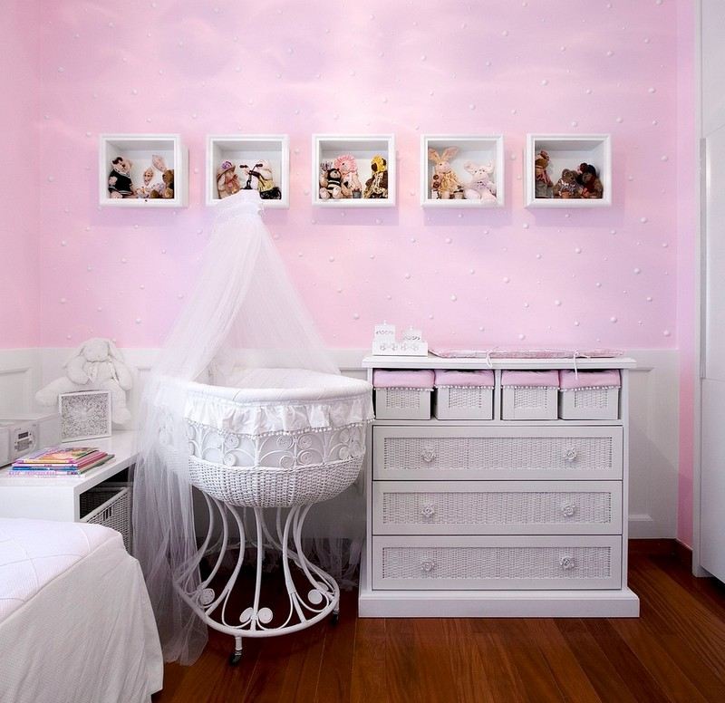 Babyzimmer-einrichten-Ideen-rosa-Wandfarbe-Betthimmel