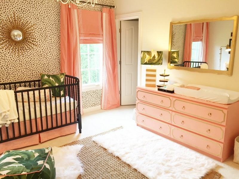 Babyzimmer-einrichten-Ideen-rosa-Wickelkommode-Wandgestaltung-Babybett