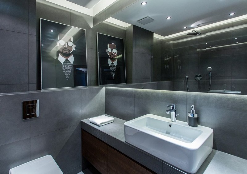 badezimmer-spiegelwand-waschbecken-indirekte-beleuchtung-minimalistisch-grau