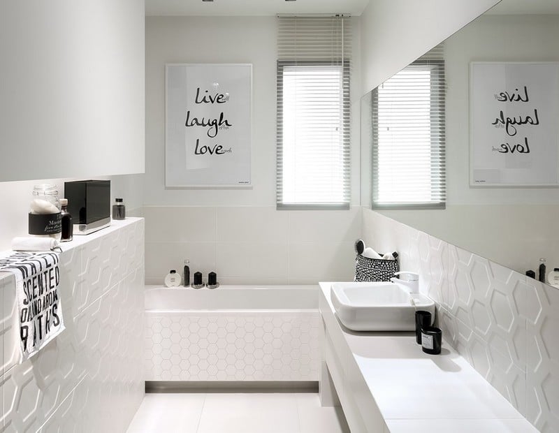 Bad gestalten -weiss-minimalistisch-fliesen-relief-sechsecke-spiegelwand-badewane-wabenmuster