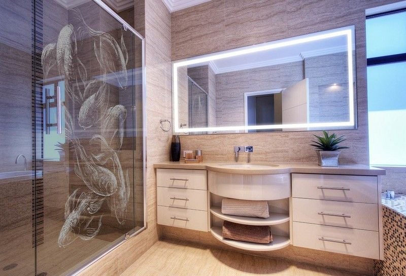 Badspiegel-Beleuchtung-Ideen-modernes-Bad-Glas-Duschkabine-bemalt
