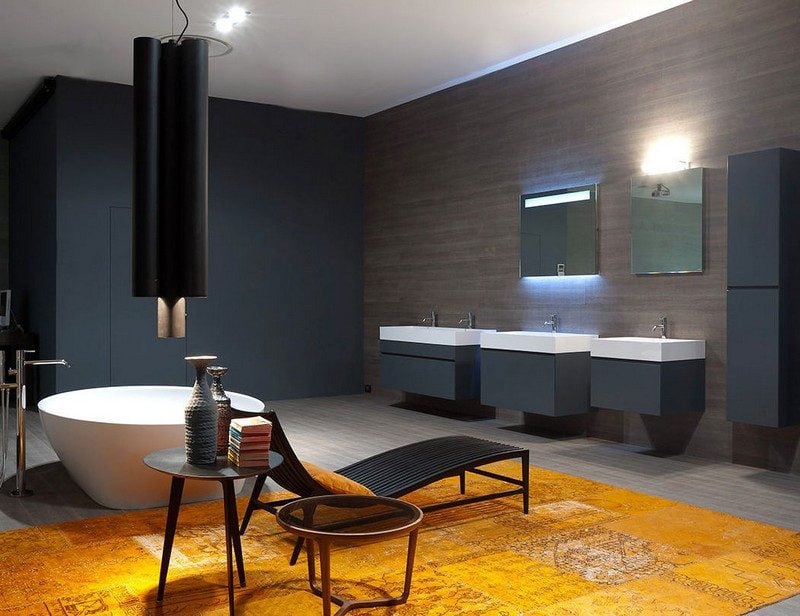 Badspiegel-Beleuchtung-LED-moderne-Gestaltung-Teppich-freistehende-Badewanne