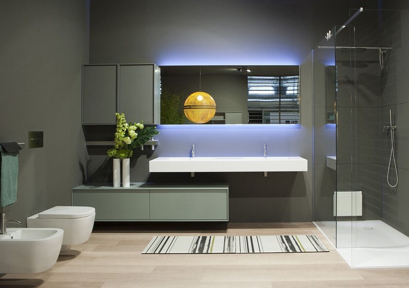 Badspiegel-Beleuchtung-modern-gestalten-Laminatboden-Waschtisch-weiss