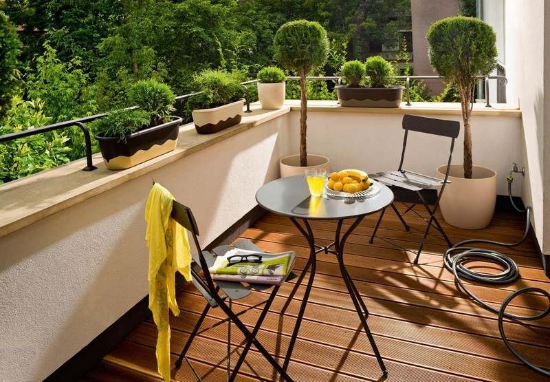 Balkonmöbel für kleinen Balkon Klappstuehle-modern-gestalten-Rund-Bartisch