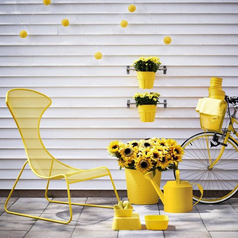 Balkonmoebel-kleinen-Balkon-gelber-Stuhl-Design-Ikea
