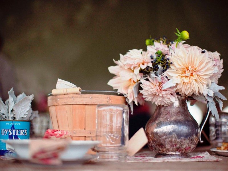 Bastelidee-Herbst-Beeren-Blumen-arrangieren-vintage-Tischdekoration