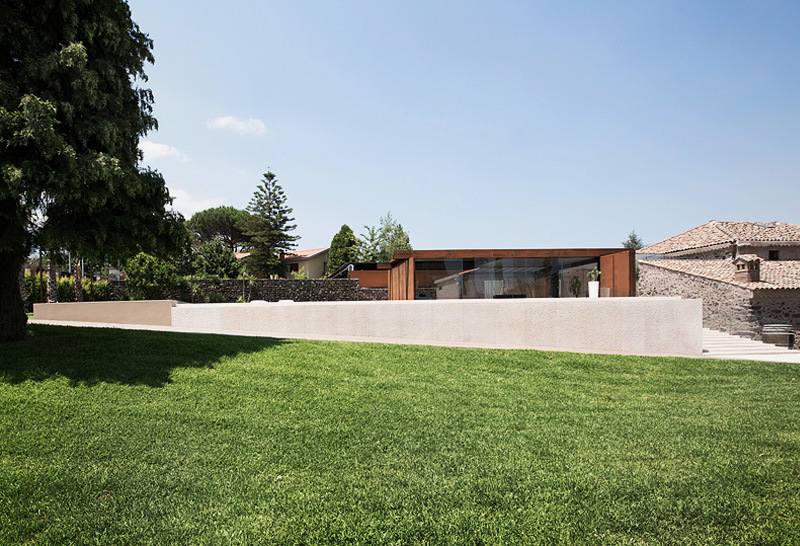 Cortenstahl-Garten-Betonmauer-Sichtschutz-modern