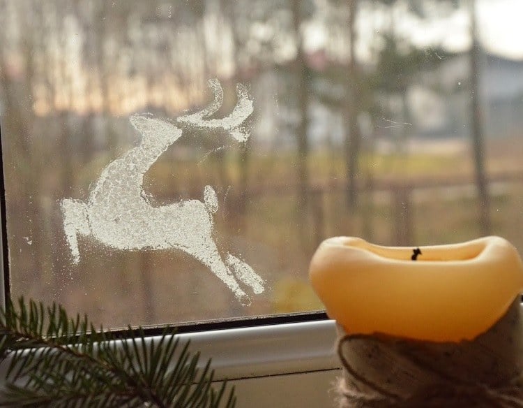 Fensterbilder-Weihnachten-Hirsch-bespruehen-Kunstschnee