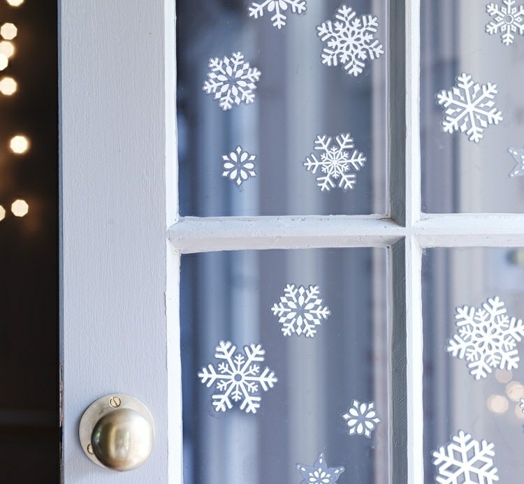 Fensterbilder-Weihnachten-Schneefloeckchen-ausschneiden-bekleben