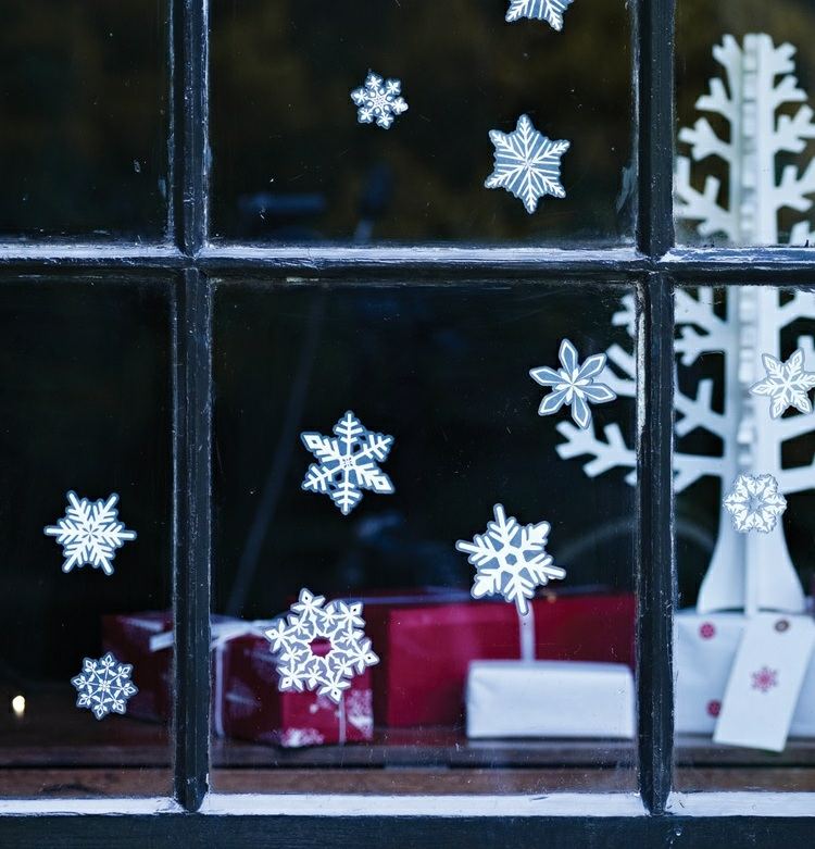 Fensterbilder-Weihnachten-Schneefloeckchen-dekorieren-Ideen
