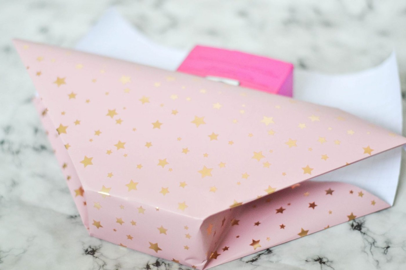 Geschenke einpacken Falttechnik Sterne rosa Verpackungspapier