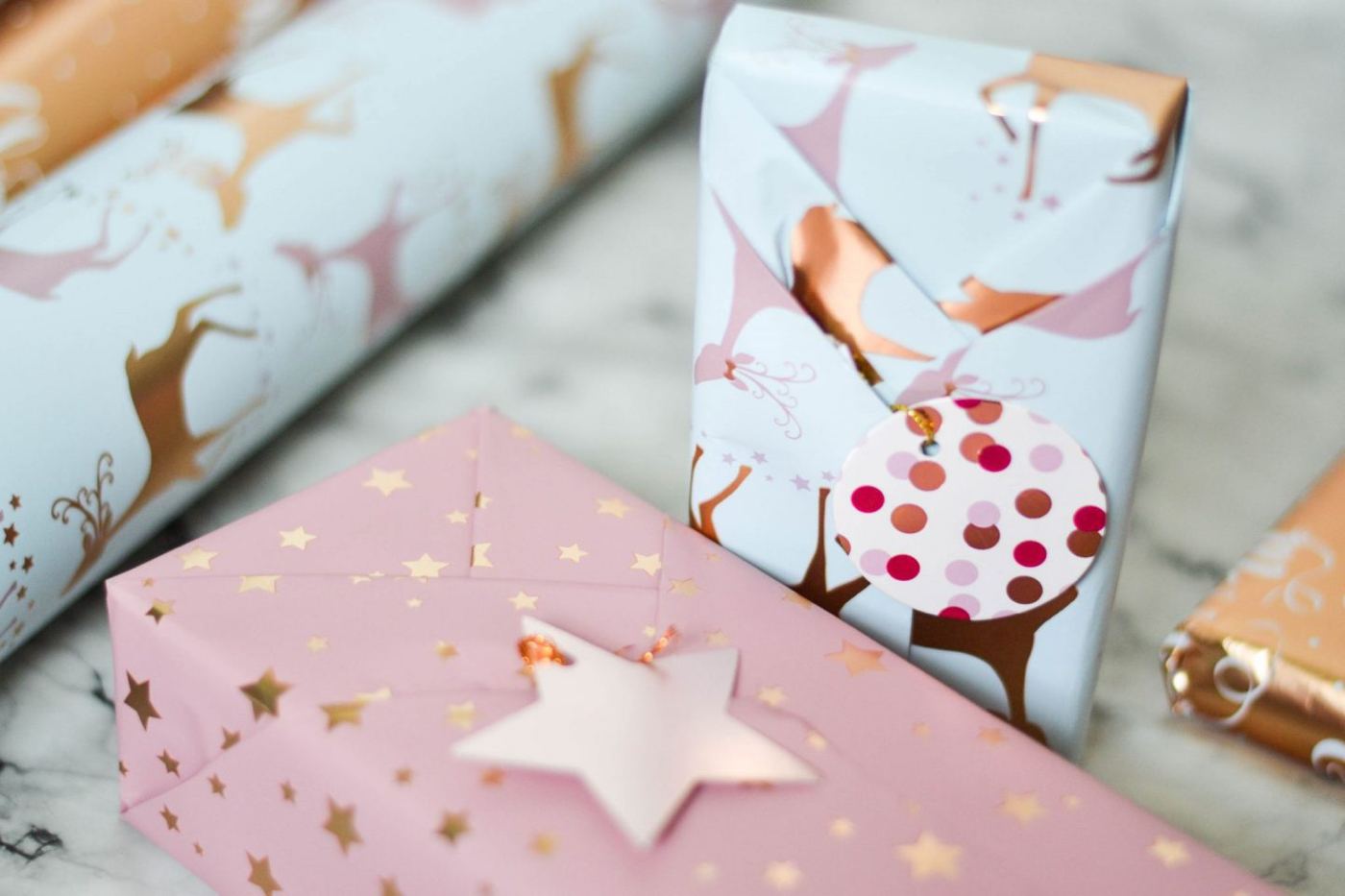 Kimono Geschenke zu Weihnachten einpacken Falttechnik buntes Verpackungspapier mit goldenen Sternen 