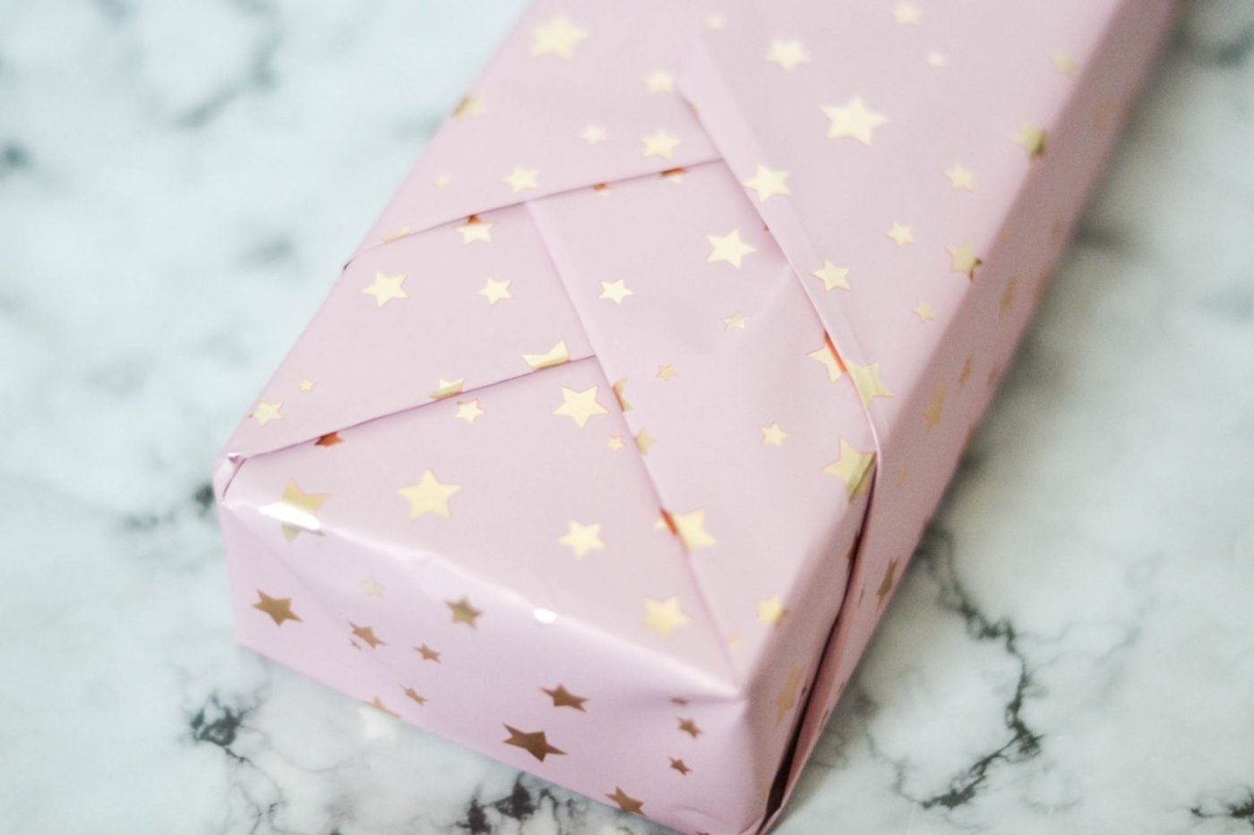 Geschenke verpacken Sterne rosa Buntpapier
