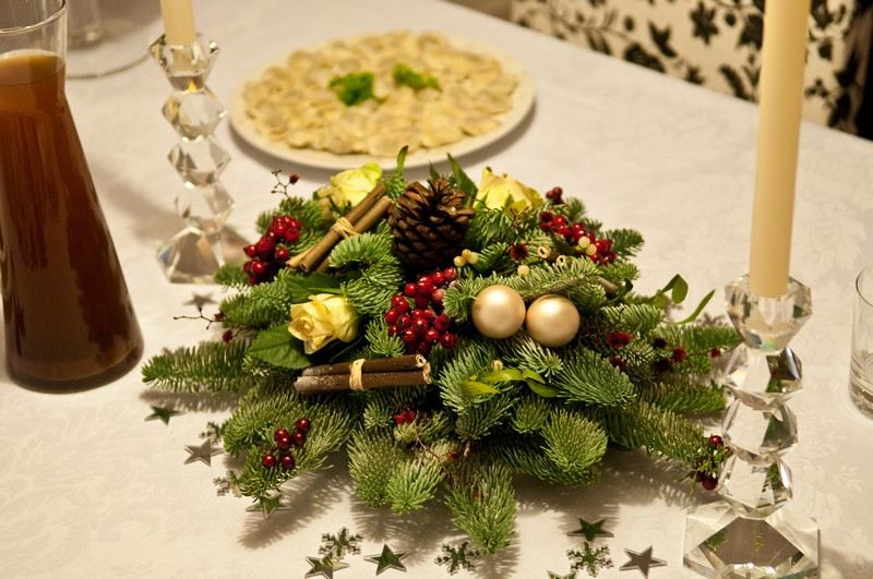 Hagebutte-Deko-Idee-Tisch-Weihnachten-festlich-Zimtstangen-Blumen-Tannenzapfen