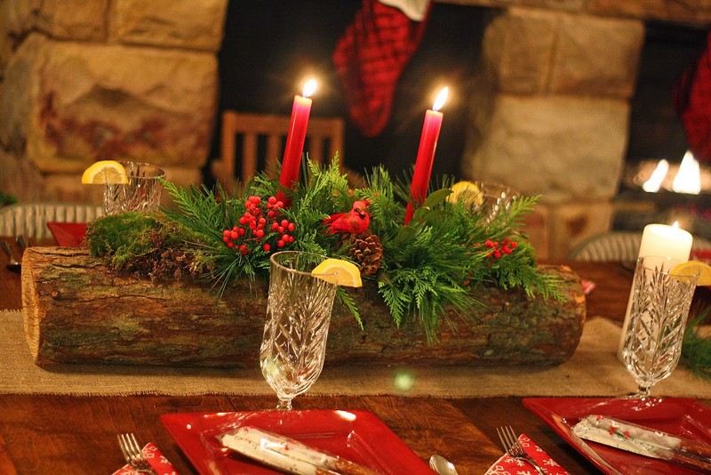 Hagebutte-Deko-Weihnachten-Vogelfigur-Tannenzapfen-rote-Kerzen