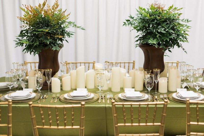 Herbst-Tischdeko-modern-weisse-Kerzen-gruene-Tiscdecke