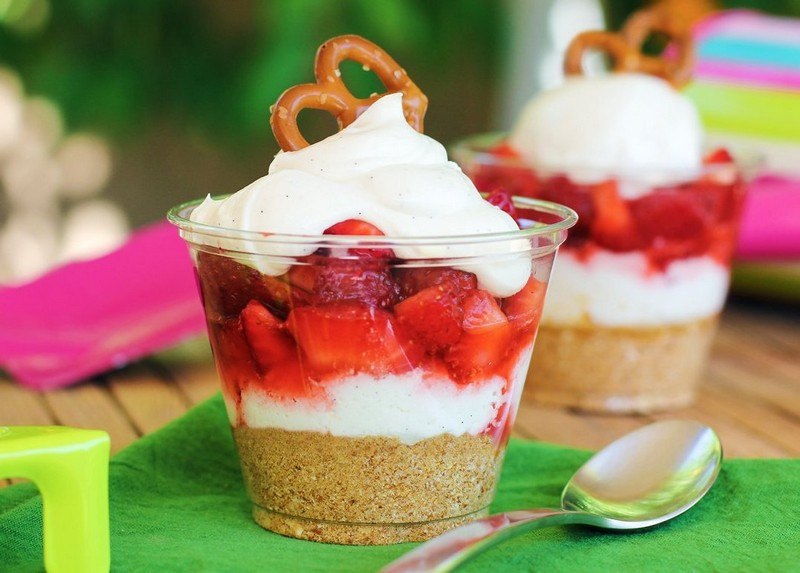 Herbstliche-Desserts-Glas-Erdbeeren-Sahne-Joghurt-Pretzel