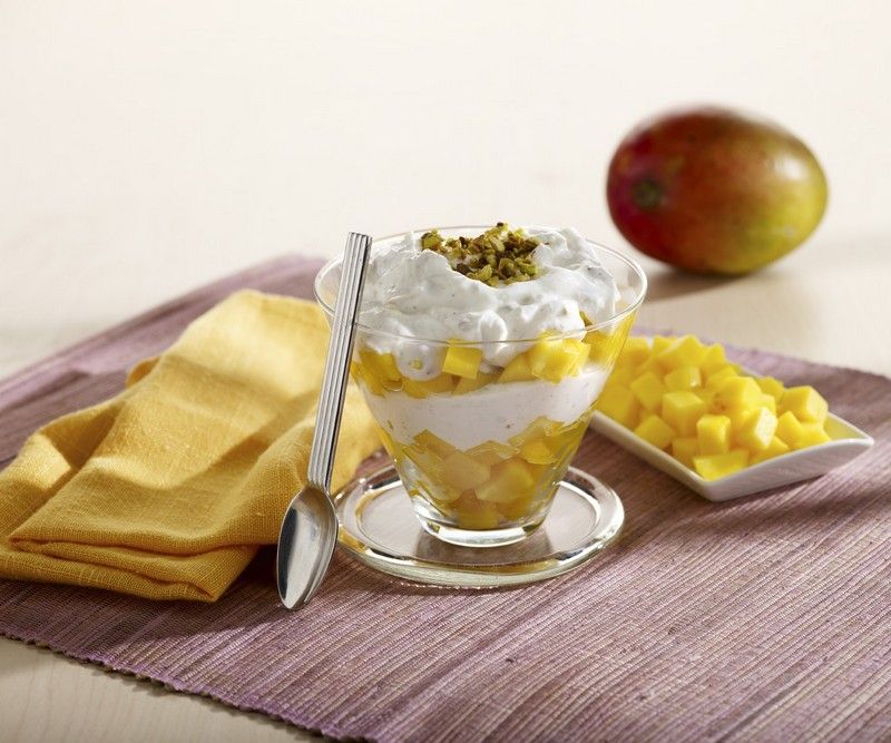 Herbstliche-Desserts-Glas-Mango-Joghurt-Nuesse
