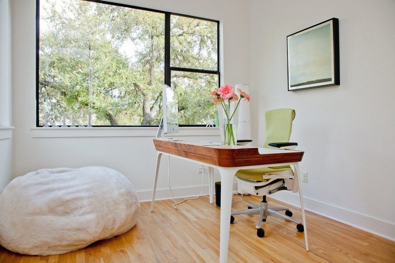 Home-Office-einrichten-Holz-Tisch-Sitzsack-Laminatboden