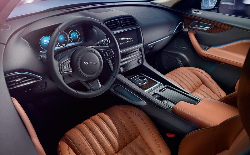 Jaguar-F-Pace-Lenkrad-Sitze-vorne-preisgekroentes-Interieur