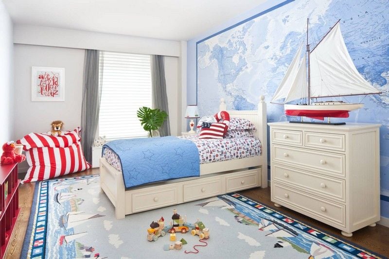 Kinderzimmer-Junge-Weltkarte-Tapete-weisse-klassische-Moebel