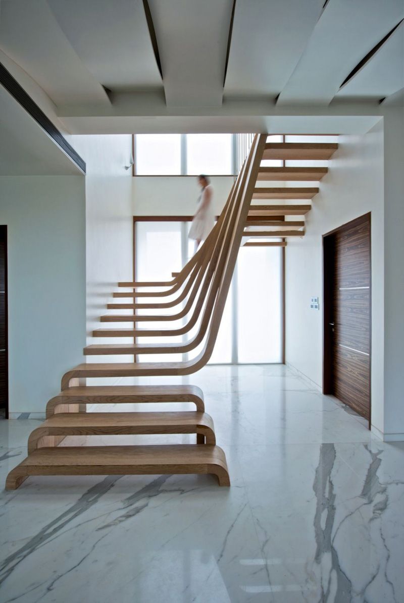 Moderne-Innentreppen-ohne-Handlauf-komplett-Holz-Arquitectura-Movimiento