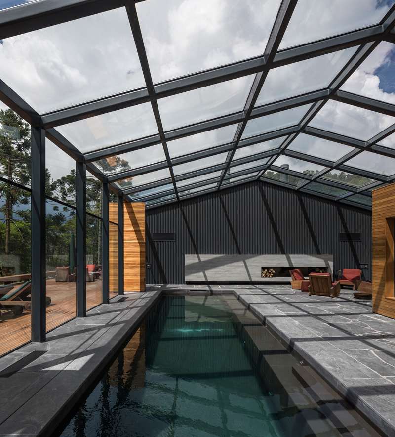 Moderner-Landhausstil-Glasdach-Fassaade-Pool-Innenbereich