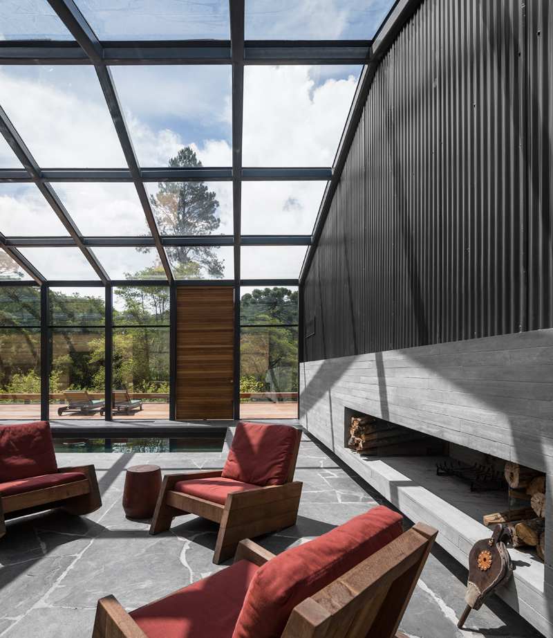 Moderner-Landhausstil-Glasdach-Fassade-Gestaltung-Kamin-Beton