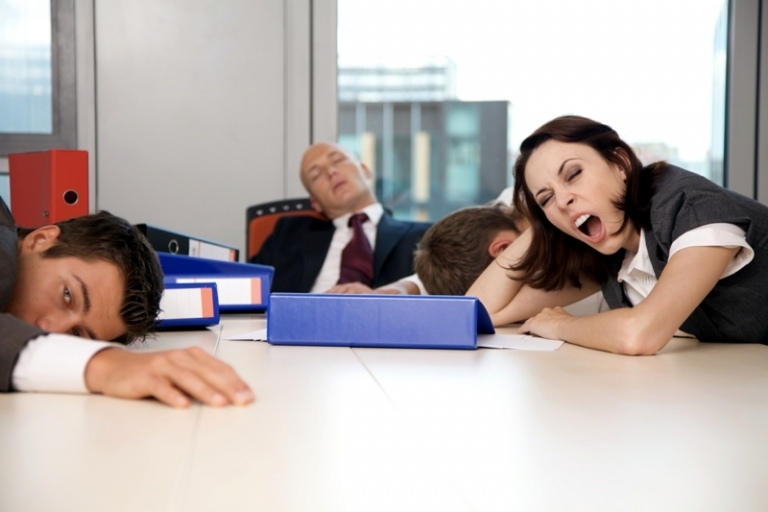 Schlafmangel und Müdigkeit Arbeitsplatz-Konzentrationsfáehigkeit-stoeren