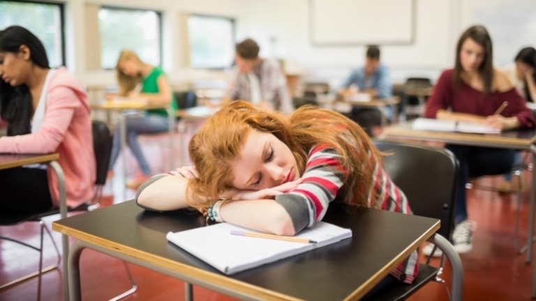 Schlafmangel und Müdigkeit Lernprozess-stoeren