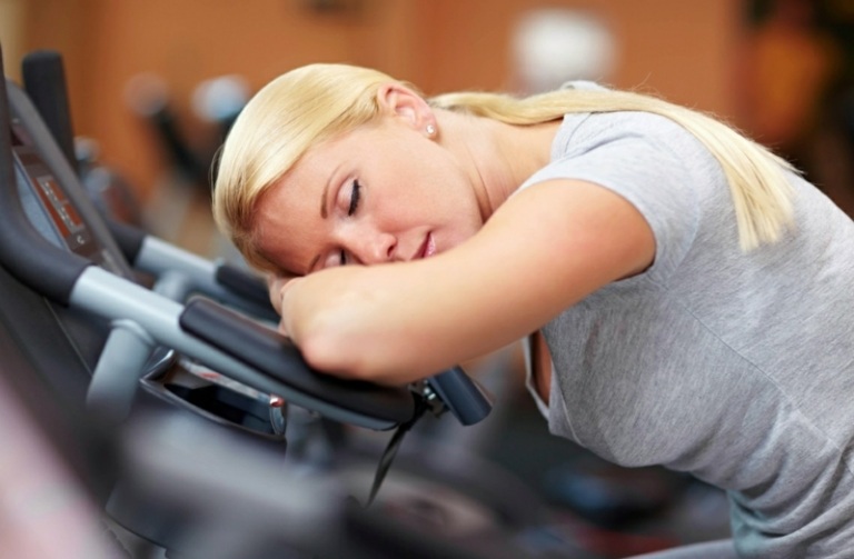 Schlafmangel und Müdigkeit Sportler-Muskeln-entspannen