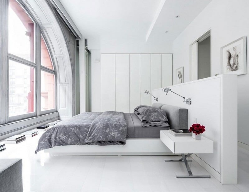 Schlafzimmer Ideen Weiss-Bett-Kopfteil-Trennwand-Beistelltisch