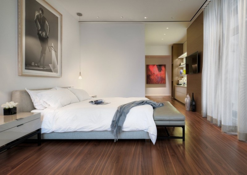 Schlafzimmer-Ideen-Weiss-Bilder-Wand-Laminatboden