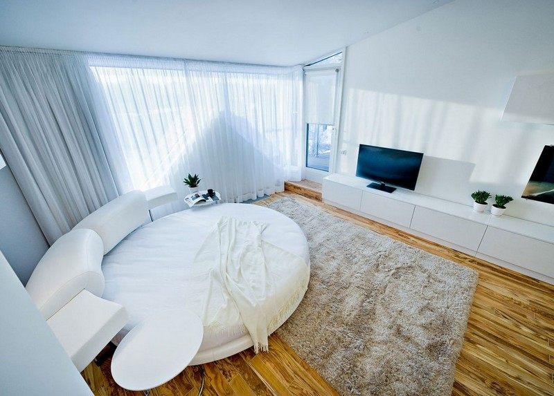 Schlafzimmer-Ideen-Weiss-Rundbett-Beistelltisch-moderne-Wohnung