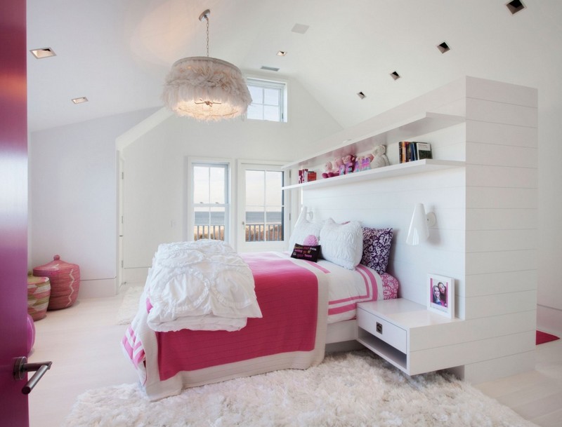 Schlafzimmer-Ideen-Weiss-rosa-Bettdecke-Wandregale