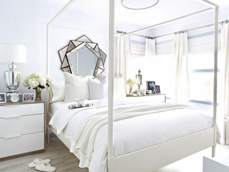 Schlafzimmer-Ideen-Weiss-traditionell-Himmelbett-Spiegel