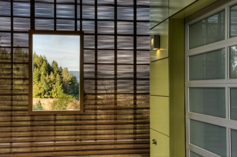 Sichtschutz-Lochblech-Balkon-Sonne-abschirmen-Ideen