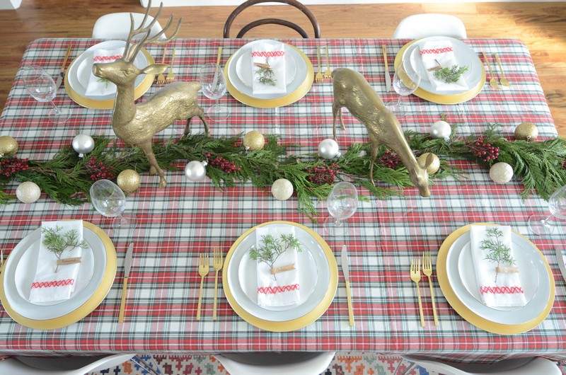 Tischdeko-Weihnachten-Hirsch-reh-Tannenzweige-karrierte-Tischdecke