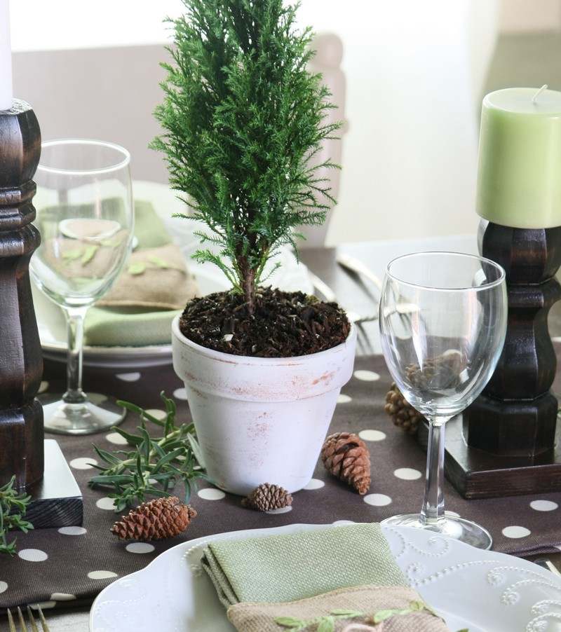 Tischdeko-Weihnachten-Ideen-Topfpflanzen-gruene-Kerze-gedrechselte-Tischbeine-Kerzenhalter